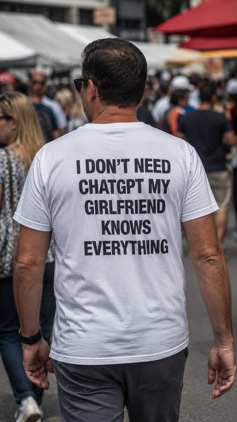 I DON'T NEED CHATGPT MY GIRLFRIEND KNOWS EVERYTHING FUNNY GRAPHIC T-SHIRT